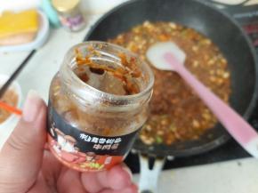 再加入一大勺的牛肉酱提味，没有可忽略。