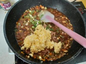 炖煮一小会后，加入葱末跟鸡蛋，以及沥水后的虾米。