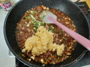 炖煮一小会后，加入葱末跟鸡蛋，以及沥水后的虾米。
