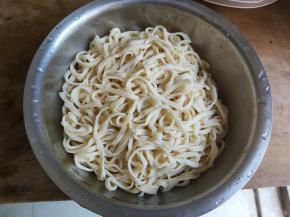 把煮好的面条沥干水分。