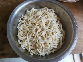 把煮好的面条沥干水分。
