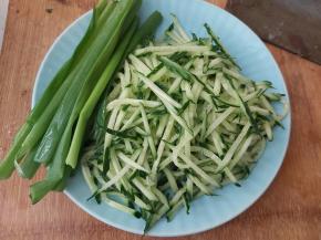 再准备点葱末、黄瓜丝。