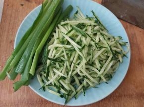 再准备点葱末、黄瓜丝。