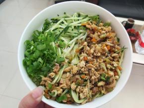准备个大碗或者一个盘子，面条、黄瓜丝、葱末、炸酱拌匀，一碗鲜味炸酱面就可以开吃了。