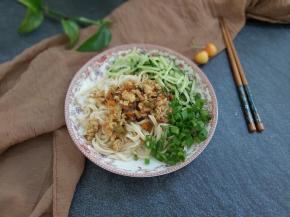 自己做的炸酱面，不需要多久，味道超级赞哟。