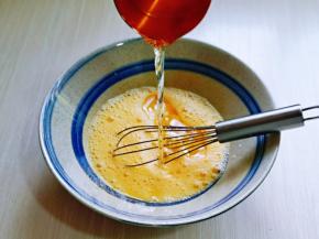 加入玉米油，使油与蛋液完全融合再一起。