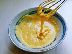 拌的时候呈Z字形状来回搅动，不要转圈搅拌，以免起筋。这样蛋黄糊就做好了，放旁边备用。