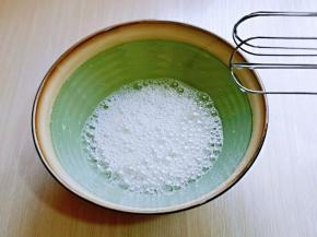 蛋白打发，往蛋白里滴入柠檬汁或白醋，启动电动打蛋器将蛋白低速打发至呈现鱼眼泡。