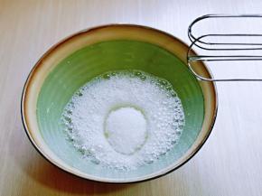 一次性加入白砂糖，继续低速打发。