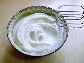 打发至蛋白出现细腻的纹路，感觉有些阻力时，就可以停止打发，以免消泡，提起打蛋器有微微的弯勾即可！