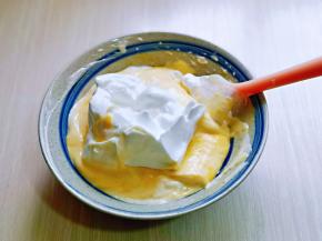 再取三分之一的蛋白霜加入蛋黄糊中，继续上面的手法，翻拌直看不到蛋白霜。