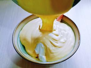 最后将蛋黄糊倒入蛋白霜的容器中，继续翻拌手法，直至看不到蛋白霜即可。