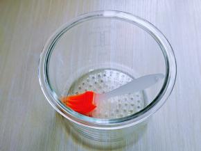 将电饭煲内胆“底部”刷上薄薄一层玉米油。