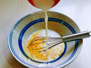 先做蛋黄糊，蛋黄用手动打蛋器打散，加入牛奶继续打均匀至看不到牛奶。