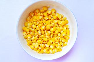 熟玉米粒盛入大碗中。