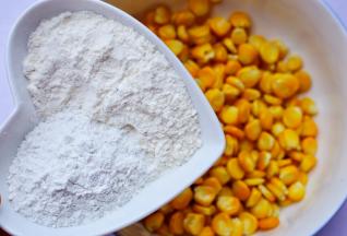 加入糯米粉和面粉。