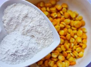 加入糯米粉和面粉。