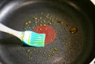 平底锅内倒入少许油。