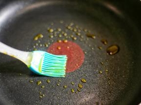 平底锅内倒入少许油。