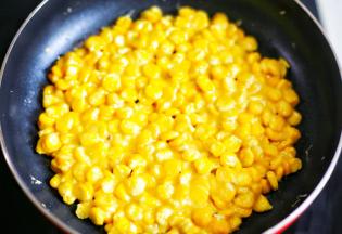 用勺子压平，小火加热2-3分钟，全程不用铲子翻动，轻微晃动锅。