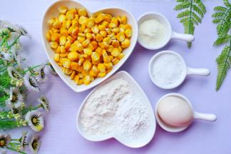 熟玉米1个、糯米粉10g、面粉10克、澳优淳璀有机奶粉2勺、鸡蛋1个、白砂糖适量、食用油适量。