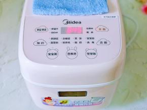 将内胆放入电饭煲机体中，盖上盖子，把排气口用一块湿毛巾盖上，启动“宝宝饭”模式，自动时间45分钟，时间正好，无需另外设置，特别赞，不用启动第二次。