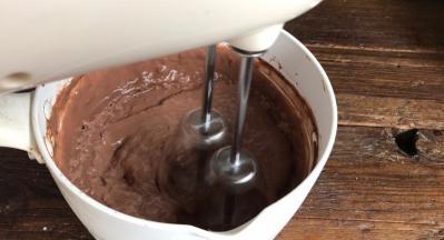 取出用打蛋器打发