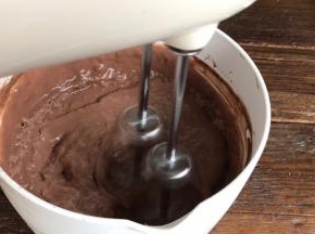 取出用打蛋器打发