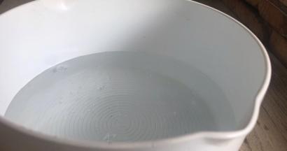 锅中倒入适量清水