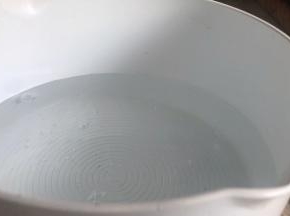 锅中倒入适量清水