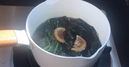 10分钟后放入蜜柠檬，继续煮10分钟