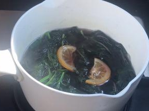 10分钟后放入蜜柠檬，继续煮10分钟