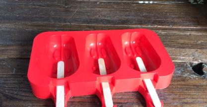 冰棒模具插上冰棒棍