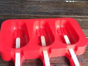 冰棒模具插上冰棒棍