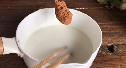 加入可可粉，搅拌均匀