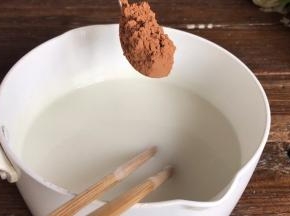 加入可可粉，搅拌均匀