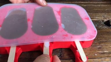 盖好盖子，放入冰箱冷冻3小时以上