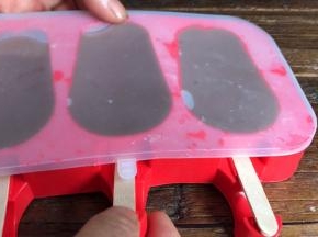 盖好盖子，放入冰箱冷冻3小时以上