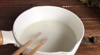 离火，经常搅拌至冷却