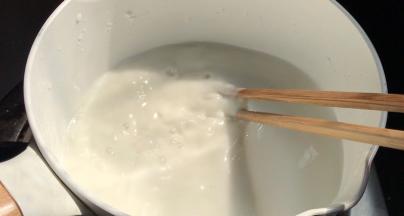 小火，边加热边搅拌