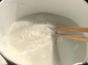 小火，边加热边搅拌