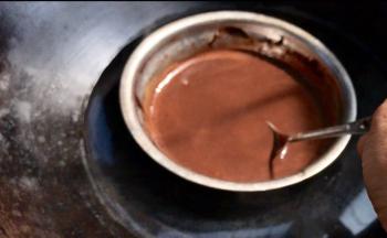 放入热水中隔水融化，放凉