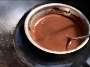 放入热水中隔水融化，放凉