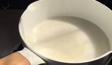 加入白糖，继续搅拌至沸腾