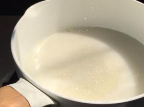 加入白糖，继续搅拌至沸腾