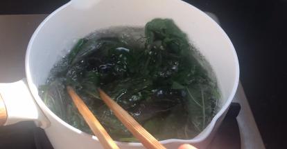 用筷子搅散，至煮沸