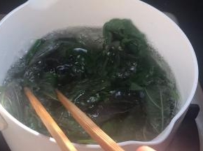 用筷子搅散，至煮沸