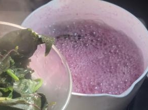 捞出紫苏叶和蜜柠檬丢弃