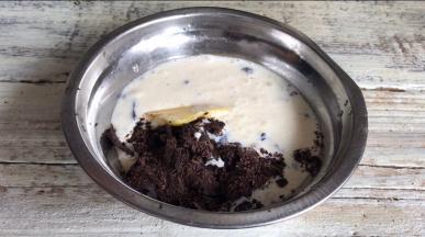 巧克力中加入黄油和淡奶油