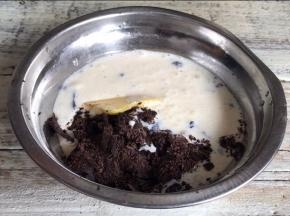 巧克力中加入黄油和淡奶油